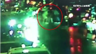 禮讓行人被按喇叭　駕駛暴氣撂人砸車