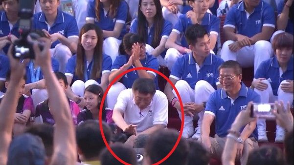 抓到了！柯P趁合照空檔「欺負」熊讚