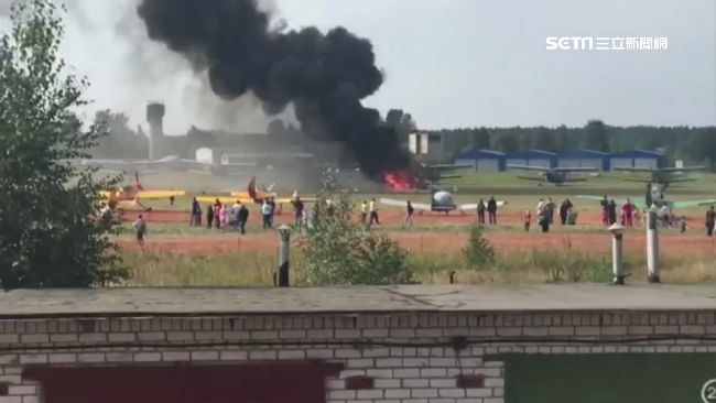 俄航空秀悲劇　古董An-2墜機2死