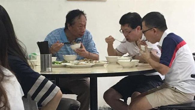 身價破百億郭台銘　現身北投平民麵攤