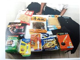 張男將大量偷來的贓物通通塞進黑色大背包內。（圖／翻攝畫面）