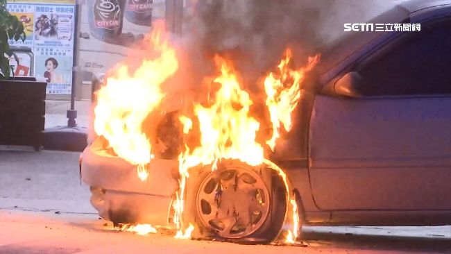 開車途中聞到燒焦味…下一秒車頭竄火