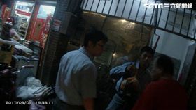 里長楊忠富拿起垃圾一聞發現發出異味的兇手竟是榴槤。（圖／翻攝畫面）