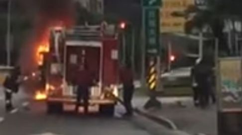 史上最快救援　勇消1分鐘熄滅火燒車