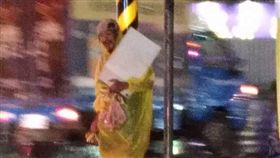 網友拍下阿超在雨中販售玉蘭花的身影。（圖／翻攝自我是新莊人）