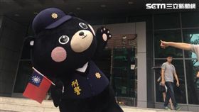 刑事局的刑事Bear與熊讚同為台灣黑熊，日前在台灣英雄大遊行
時兩熊握手失敗，刑事Bear事後喊話：「快來當我同事！」（翻攝畫面）