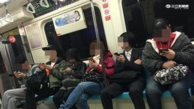 捷運低頭族（圖／Blue）