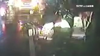 美女護理師超暖　淋雨協助自摔婦就醫