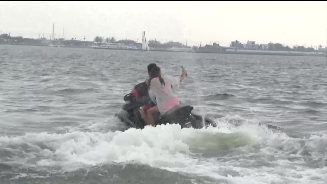水上摩托車甩尾落水　竟沖傷辣妹下體