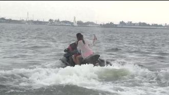 水上摩托車甩尾落水　竟沖傷辣妹下體