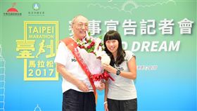 ▲世大運半程馬拉松團體銅牌選手陳宇璿獻花給吳家善老爺爺。（圖／台北馬拉松提供）