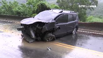 疑天雨路滑自撞山壁　女拋車外慘死