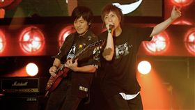 阿信,怪獸（圖／翻攝自Stayreal臉書）