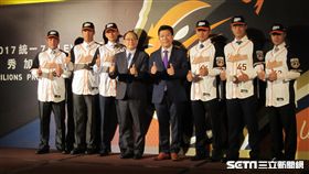 ▲統一獅球團董事長凃忠正（右4）、總經理蘇泰安與6名新秀簽約記者會。（圖／記者蕭保祥攝）