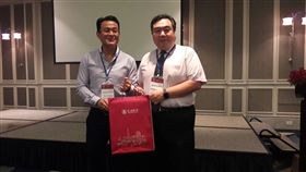 Ted Huang（圖左）到台北醫學大學演講，和院長李友專合影。