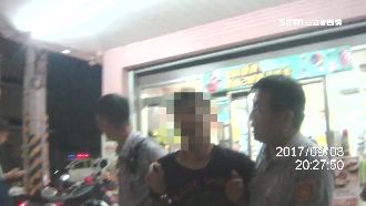 男持刀搶超商　竟勸客人「沒事先走」