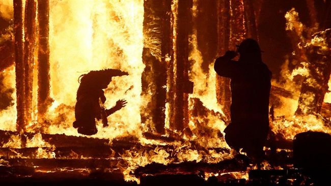 赴「火人祭」直撲火堆　男遭烈火燒死