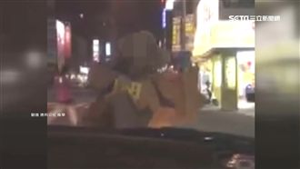 民眾惡整錄影！「酒肉比丘尼」怒踹車