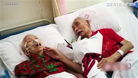 87歲爺爺為老婆唱情歌。（圖／翻攝自秒拍）