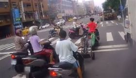 高雄,馬路,三寶,違規,逆向,紅燈右轉,無照駕駛,安全帽　圖／翻攝自臉書爆料公社