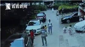 失智,灑錢,鈔票,救命錢,鄰居,撿錢,大陸,武漢　圖／翻攝自看看新聞