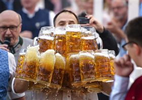 紀錄,世界紀錄,啤酒,端啤酒,巴伐利亞,德國,訓練,Oliver Struempfel　圖／美聯社／達志影像