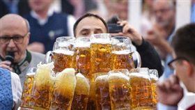 紀錄,世界紀錄,啤酒,端啤酒,巴伐利亞,德國,訓練,Oliver Struempfel　圖／美聯社／達志影像