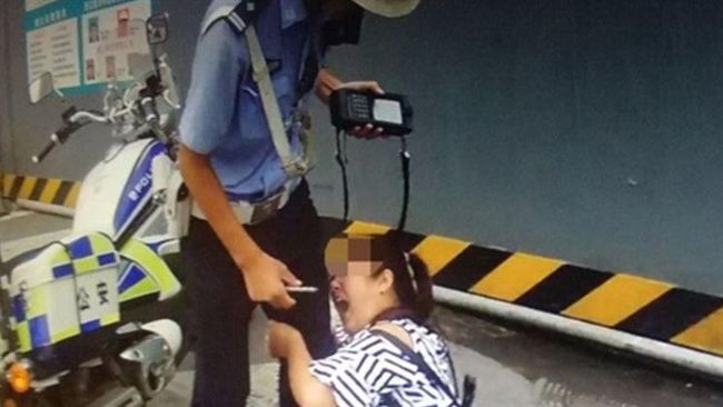 違法被開單…大媽爆氣撲警下半身猛咬