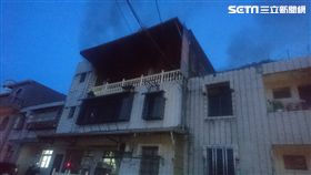 位於3樓的宮廟今天清晨突然竄出火舌。（圖／翻攝畫面）