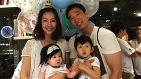 ▲隋棠在臉書上PO出一家四口的全家福照。（圖／翻攝隋棠臉書）