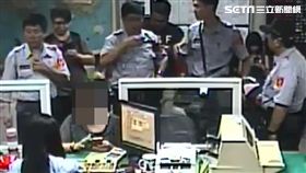 吳姓OL持6百元美金前往台灣銀行兌換，卻被行員發現是偽鈔，她聲稱偽鈔是男客戶所給，仍遭保七總隊移送至台中一分局續辦（翻攝畫面）