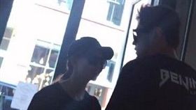 周杰倫和昆凌現身紐約甘迺迪機場。（翻攝自微博）