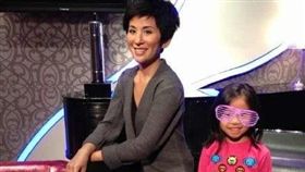 ▲陳可辛帶愛女欣賞吳君如的蠟像。（圖／翻攝吳君如微博）