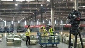 富士康鄭州科技園員工準備將iPhone 8出貨到美國（圖／翻攝微博）