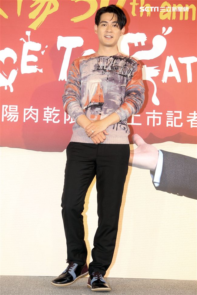 周渝民（仔仔）代言肉乾不忘與粉絲互動拍照，親和力讓粉絲們感動。（記者邱榮吉/攝影）