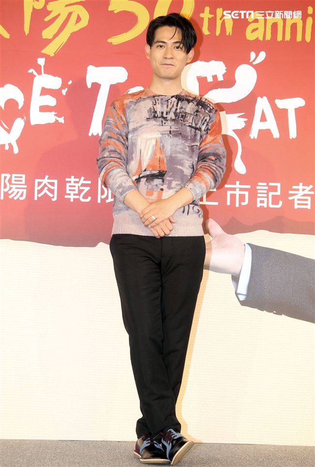 周渝民（仔仔）代言肉乾不忘與粉絲互動拍照，親和力讓粉絲們感動。（記者邱榮吉/攝影）