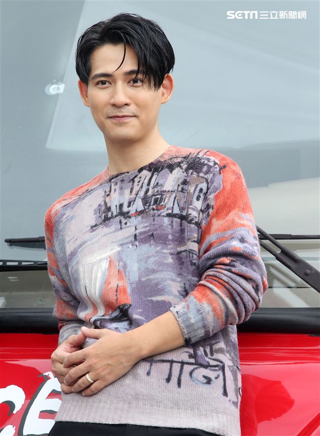 周渝民（仔仔）代言肉乾不忘與粉絲互動拍照，親和力讓粉絲們感動。（記者邱榮吉/攝影）