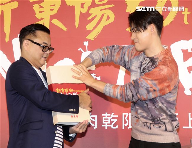 周渝民（仔仔）代言肉乾不忘與粉絲互動拍照，親和力讓粉絲們感動。（記者邱榮吉/攝影）