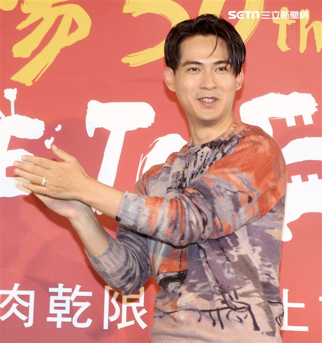 周渝民（仔仔）代言肉乾不忘與粉絲互動拍照，親和力讓粉絲們感動。（記者邱榮吉/攝影）