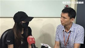 張姓姊妹帶著警方前往大哥住處找尋母親，小妹卻以違反保護令為由報警處理，兩姊妹便遭全身脫光搜身後送辦，事後兩人決定揭發此事，訴諸媒體為自己爭取權益（楊忠翰攝）