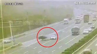 霸道橫切車道 　撞車秒下交流道