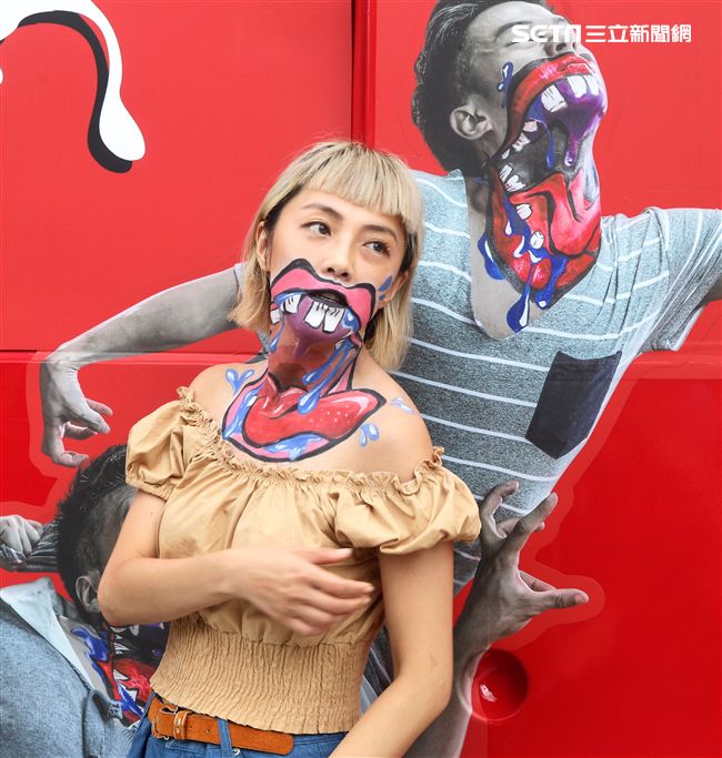 藝人小八裝扮「妖鬼」吃狂列車，宛如台版屍速列車。（記者邱榮吉/攝影）