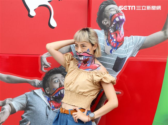 藝人小八裝扮「妖鬼」吃狂列車，宛如台版屍速列車。（記者邱榮吉/攝影）