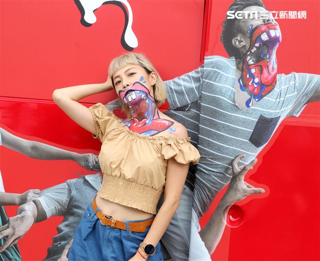 藝人小八裝扮「妖鬼」吃狂列車，宛如台版屍速列車。（記者邱榮吉/攝影）