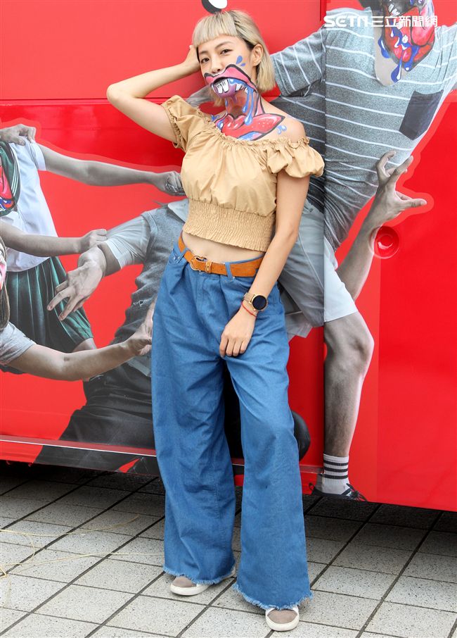 藝人小八裝扮「妖鬼」吃狂列車，宛如台版屍速列車。（記者邱榮吉/攝影）