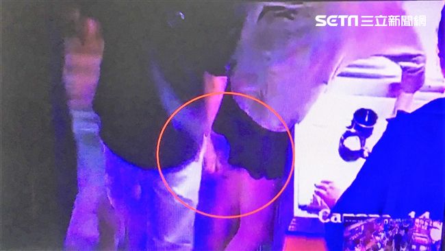 短裙妹彎腰挖冰　韓國狼偷拍裙底風光