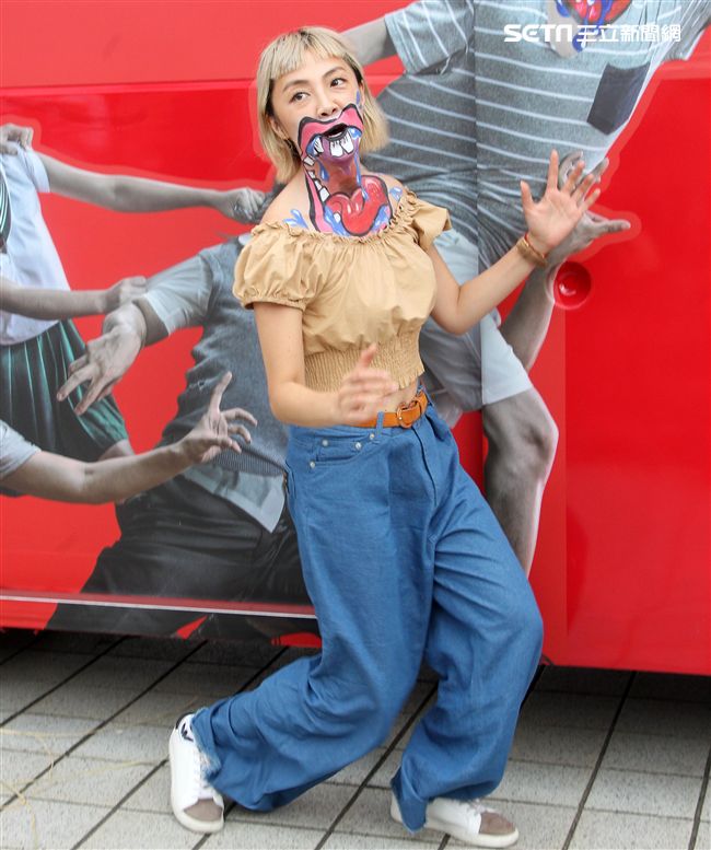 藝人小八裝扮「妖鬼」吃狂列車，宛如台版屍速列車。（記者邱榮吉/攝影）