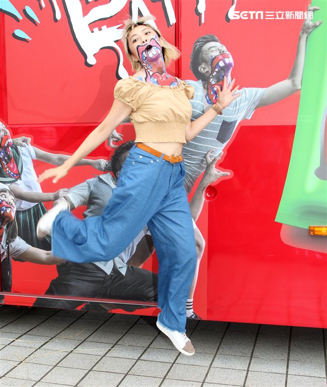 藝人小八裝扮「妖鬼」吃狂列車，宛如台版屍速列車。（記者邱榮吉/攝影）
