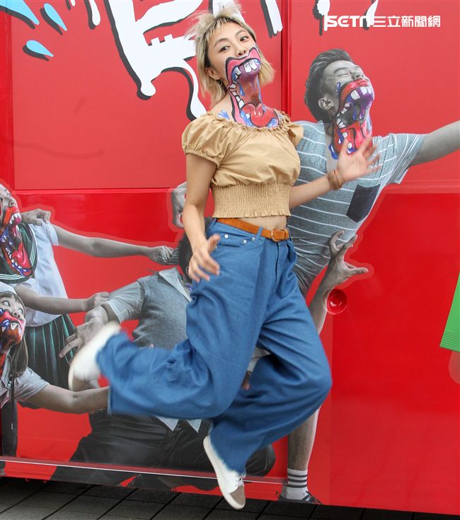 藝人小八裝扮「妖鬼」吃狂列車，宛如台版屍速列車。（記者邱榮吉/攝影）