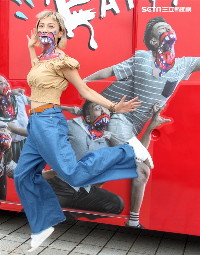 藝人小八裝扮「妖鬼」吃狂列車，宛如台版屍速列車。（記者邱榮吉/攝影）